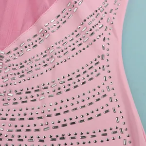 Primer plano detallado de diamantes de imitación plateados en un sexy vestido rosa de fiesta