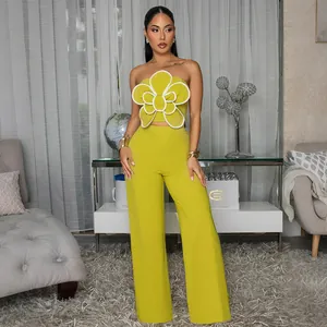 Détail de l'ensemble deux pièces jaune avec une grande applique florale sur le bustier