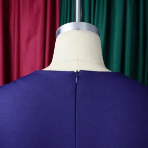 Vue détaillée de la fermeture éclair invisible au dos et du tissu texturé bleu marine