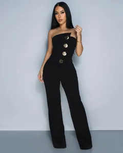 Eleganter schwarzer trägerloser Jumpsuit mit weitem Bein und goldenen Zierknöpfen