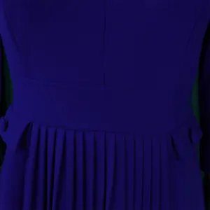 Vue détaillée du tissu plissé violet et des rabats de poches décoratifs sur une robe élégante.