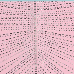 Primer plano detallado de brillantes pedrería plateada y lentejuelas en tela de vestido rosa