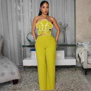 Élégant ensemble deux pièces jaune avec crop top fleuri et pantalon large tendance