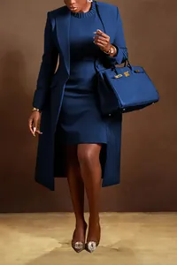 Elegantes dunkelblaues zweiteiliges Set aus Weste und Kleid für anspruchsvolle Damen.