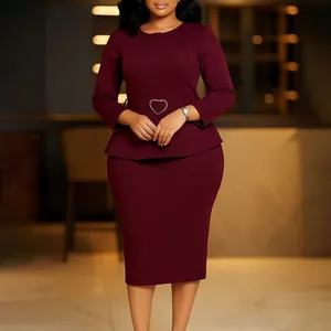 Vue détaillée d'une élégante robe péplum bordeaux avec boucle de ceinture en forme de cœur.
