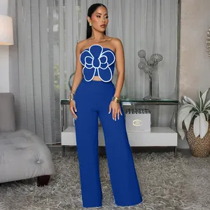 Ensemble deux pièces bleu avec haut bustier à fleurs et pantalon large élégant
