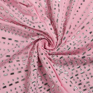 Detalle macro de brillantes diamantes de imitación sobre tela elástica rosa