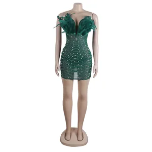 Sexy grünes Bodycon-Kleid mit Federausschnitt und Perlenverzierung auf Schaufensterpuppe