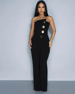 Eleganter schwarzer trägerloser Jumpsuit mit dekorativen Goldknöpfen und weitem Bein