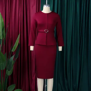 Robe crayon élégante rouge vin à col rond sur mannequin avec ceinture à boucle cœur