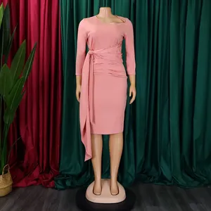 Detail des eleganten rosa Bürokleides mit 3/4-Ärmeln und plissierter Taillebindung