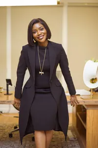 Professionelles schwarzes Westen- und Kleid-Set mit Taillierung im Büro-Stil