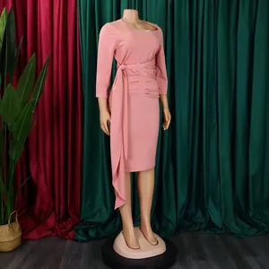 Elegantes rosa Bürokleid mit geraffter Taille und 3/4-Ärmeln am Mannequin gezeigt
