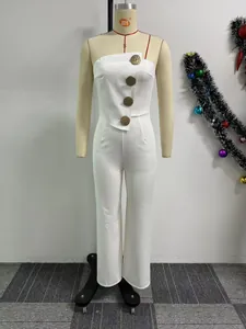 Eleganter weißer trägerloser Jumpsuit mit weitem Bein und großen goldenen Zierknöpfen Detail
