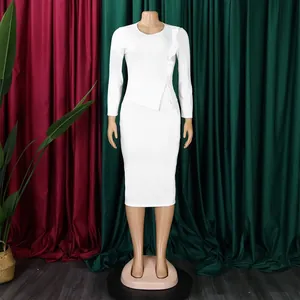 Robe crayon midi blanche à manches longues avec volants et taille asymétrique.