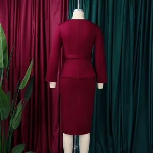 Vue arrière d'une robe crayon OL bordeaux avec ceinture et taille à basque