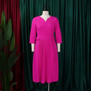 Robe midi plissée fuchsia éclatante avec décolleté en V et détails à la taille
