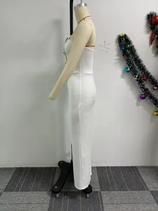 Seitenansicht eines weißen trägerlosen Overalls mit weitem Bein an einer Schaufensterpuppe