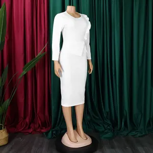 Détail d'une élégante robe crayon blanche à manches longues avec froufrous