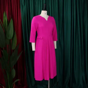 Élégante robe midi plissée fuchsia à col en V et manches 3/4 sur un mannequin de couture