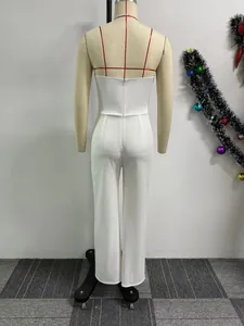 Detaillierte Rückansicht eines weißen trägerlosen Overalls mit weitem Bein für Damen