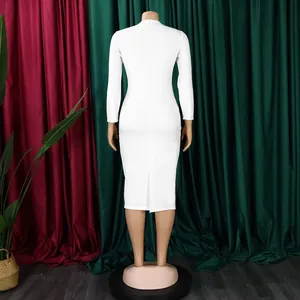 Vue arrière d'une élégante robe crayon blanche à manches longues ajustée sur un mannequin.