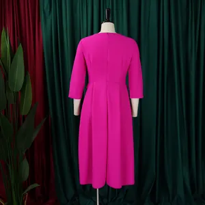 Vue arrière d'une élégante robe midi plissée fuchsia avec manches 3/4 et coupe ajustée