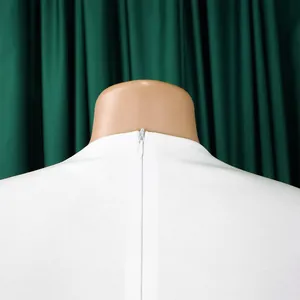 Vue détaillée de la fermeture éclair invisible au dos de la robe blanche