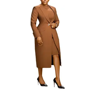 Detailansicht eines braunen zweiteiligen Blazer-Westen- und Kleid-Sets mit schmaler Taille