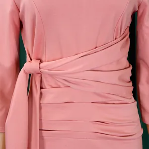Detailansicht eines rosa Businesskleides mit Taillenraffung und elegantem Bindegürtel-Design