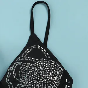 Detalle de los patrones de diamantes de imitación en un vestido negro de tirantes