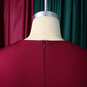 Vue détaillée de la fermeture éclair invisible au dos d'une robe crayon bordeaux
