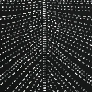 Primer plano del patrón de diamantes de imitación en un vestido de noche negro sexy