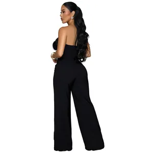 Vue arrière d'un ensemble deux pièces noir chic avec haut bustier et pantalon large.