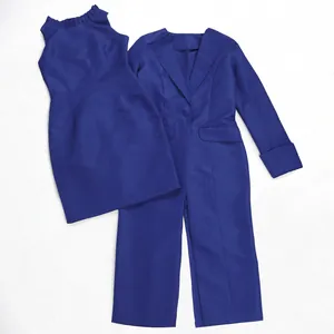 Detailansicht des königsblauen ärmellosen Kleides und des taillierten Revers-Blazer-Sets