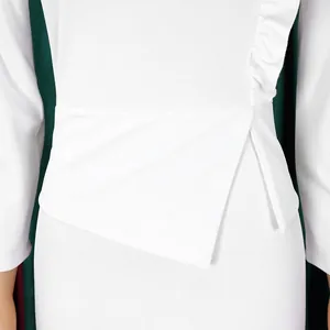 Détail de la robe crayon blanche élégante avec plis à la taille et volants délicats