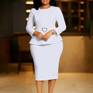Robe crayon à basque blanche élégante avec ceinture à boucle en cœur pour look pro OL
