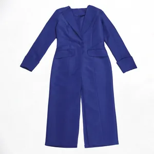 Vorderansicht des königblauen langärmeligen Blazers mit Revers und Pattentaschen