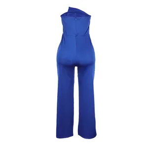 Rückansicht eines eleganten blauen trägerlosen Overalls mit weitem Bein und Reißverschluss