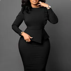 Détail d'une élégante robe crayon noire ajustée avec un motif de volants peplum unique.