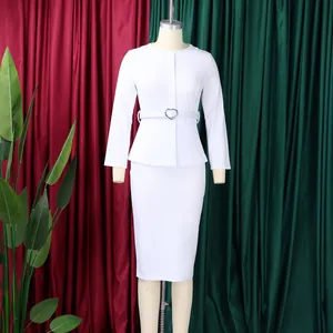 Vue détaillée d'une élégante robe de bureau blanche deux pièces à manches longues et ceinture