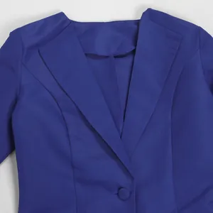 Detailaufnahme einer blauen, schmal geschnittenen Westenjacke mit Revers und Knopf