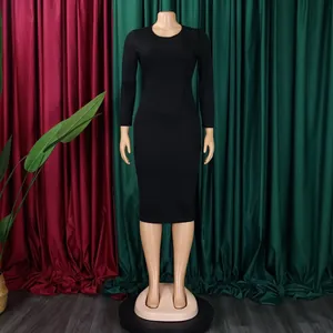 Vue détaillée d'une élégante robe midi moulante noire à manches longues sur un mannequin
