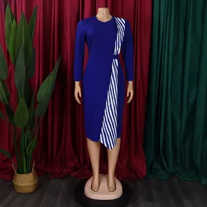 Élégante robe crayon bleue grande taille avec panneau rayé décoratif et col rond