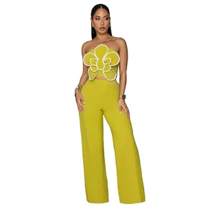 Vue détaillée d'un ensemble deux pièces avec haut bandeau fleuri 3D et pantalon large
