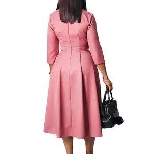 Vue arrière d'une robe midi plissée rose élégante avec des manches trois-quarts