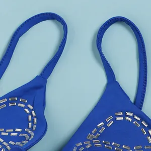 Detalle de primer plano del vestido lencero azul real con pedrería rectangular brillante