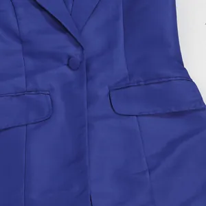 Nahaufnahme einer königsblauen Anzugweste mit Revers, Knöpfen und Taschendetails.