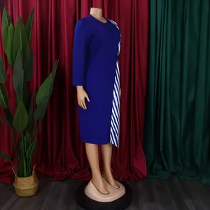 Vue latérale d'une élégante robe africaine de grande taille avec panneau rayé bleu