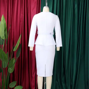 Vue arrière d'une élégante robe crayon blanche à basque avec manches longues et ceinture.